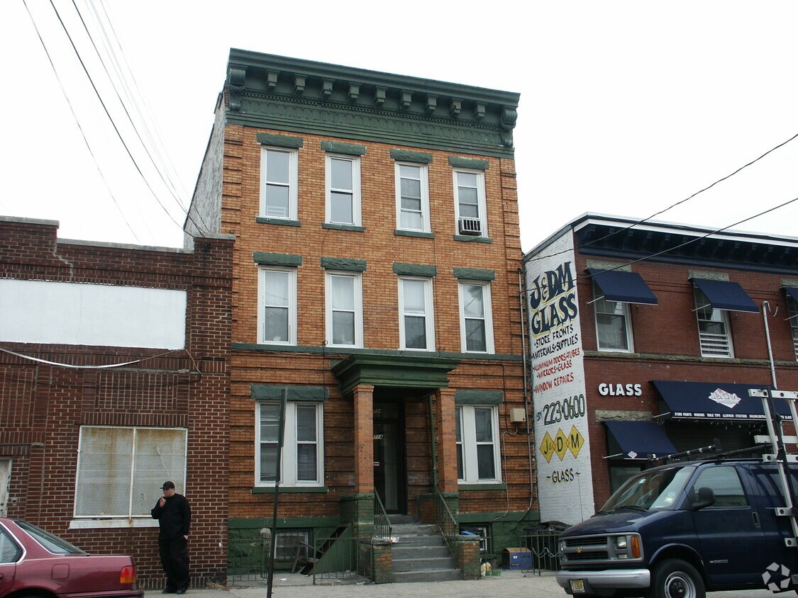 Building Photo - 714 22nd St