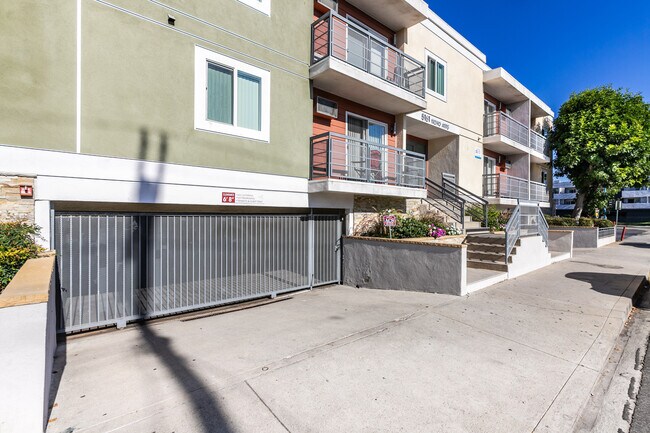 Building Photo - 5161 Riverton Ave