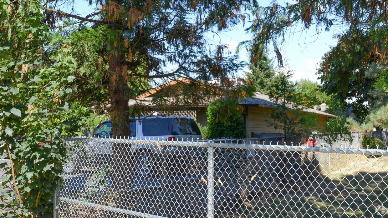Building Photo - 14373 SE Powell Blvd