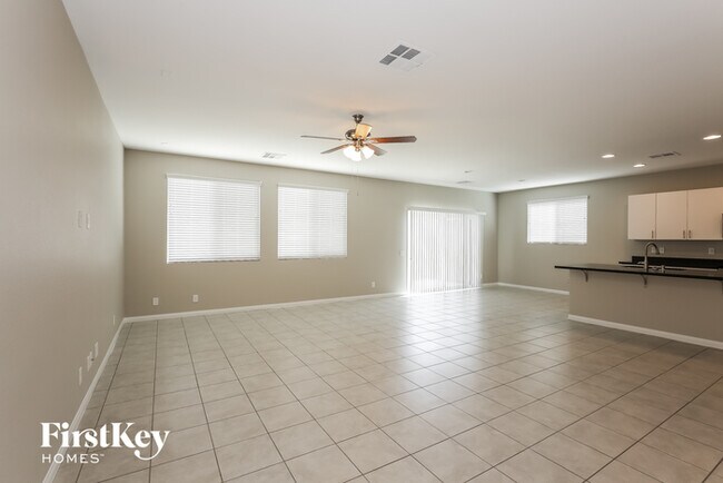 Foto del edificio - 4551 E Wyncrest Ave