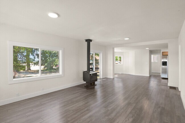 Foto del edificio - Lovely Remodeled 3 Bedroom, 2 Bath Large Corner Lot in Canby