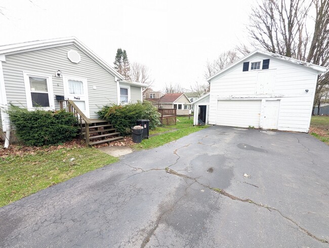 4 Car Drive - 6 Green St