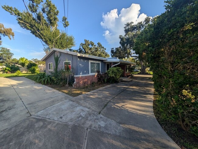 Foto del edificio - Charming Sarasota Home with Guest House, E...
