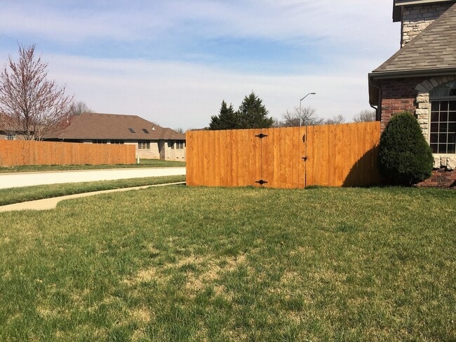 Foto del edificio - All Brick/Stone 4 Bedroom Home Available! ...