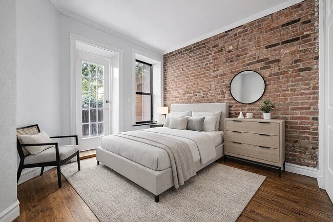 Foto del edificio - 321 W 16th St