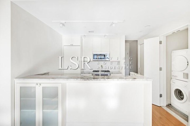 Building Photo - 75 Clinton St