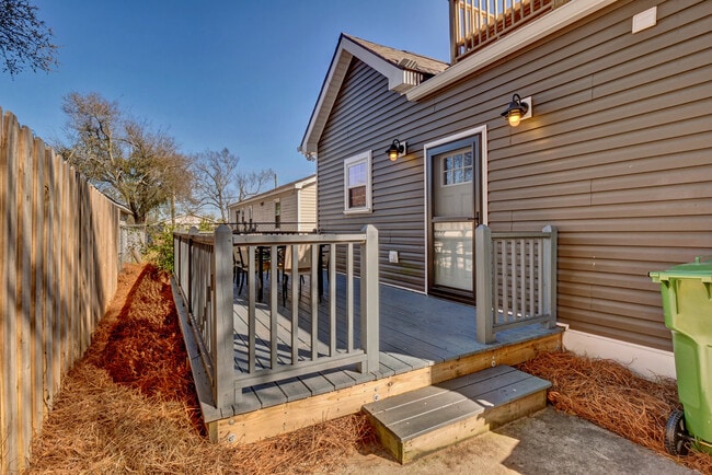 Private backyard deck - 1015 Rankin St