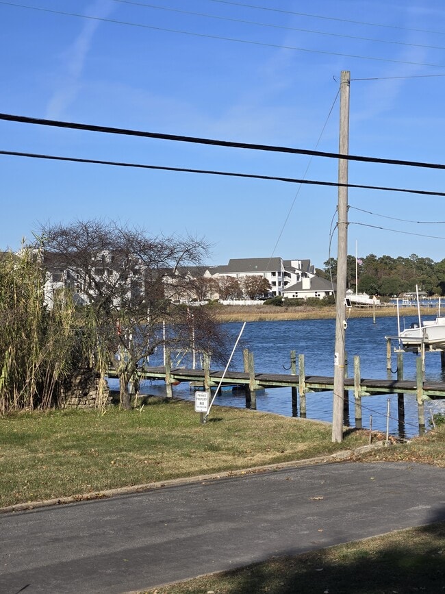 Building Photo - 434 Creek Ave