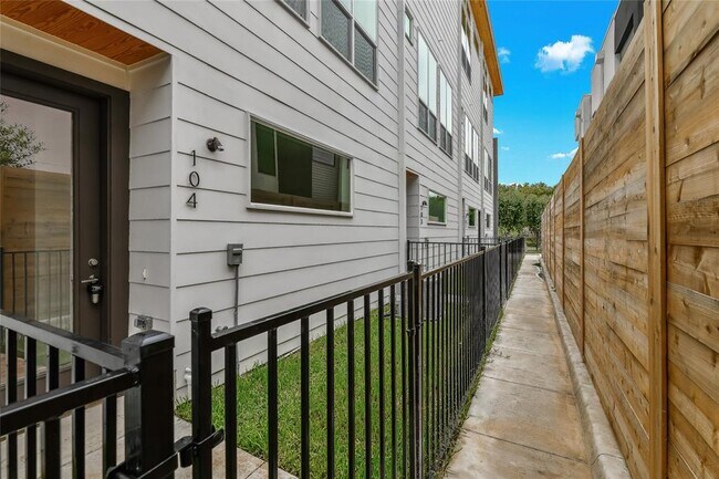 Building Photo - 2603 Calvin St