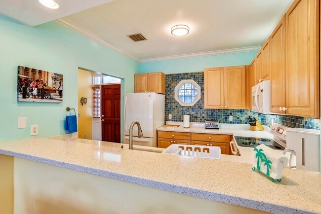 Foto del edificio - $500 OFF FIRST MONTH-Beautifully Furnished 3 Bed 2.5 Bath Home in the Sanctuary of the Key West G...
