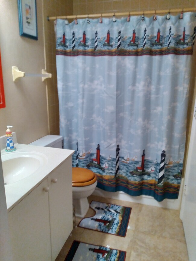 Guest Bathroom - 1220 SE 40th St