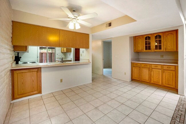 Building Photo - 630 S Pantano Rd