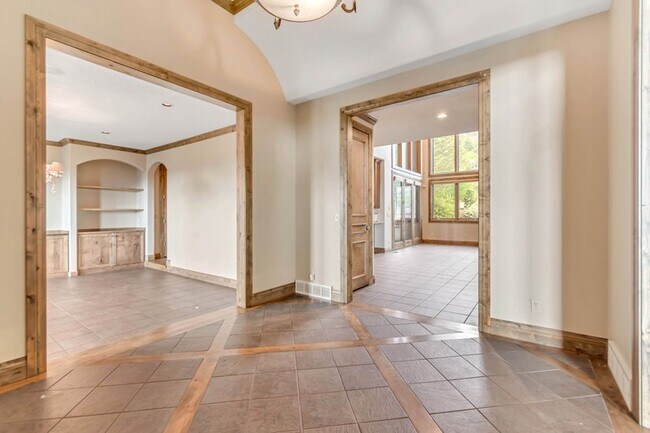 Building Photo - 3608 E Crest Mount Cir