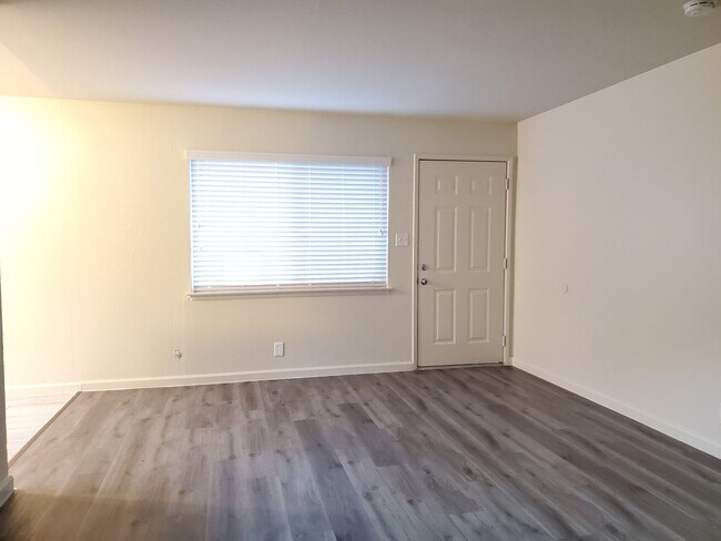 Foto del edificio - Downstairs Apartment in Great Sunnyvale Location, Renovated Inside, Fresh Paint, New Floors!