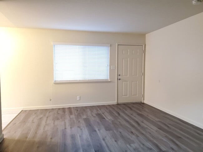 Building Photo - Downstairs Apartment in Great Sunnyvale Location, Renovated Inside, Fresh Paint, New Floors!
