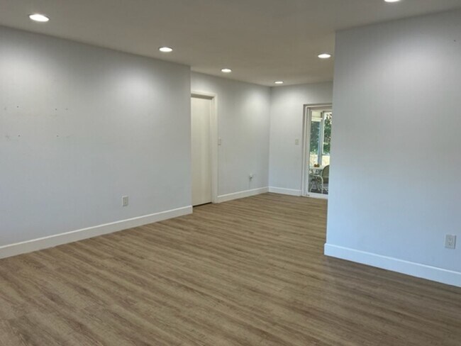 Building Photo - Great home on quite street