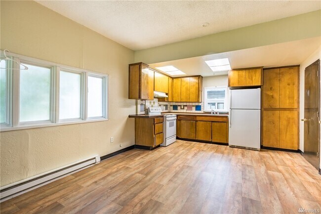 Building Photo - 501 Rainier St