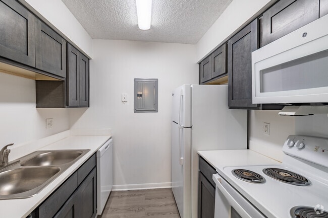 1BR, 1BA - 750SF - Kitchen - Cutler Vista