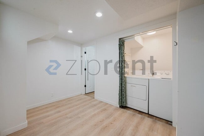 Building Photo - Unit B