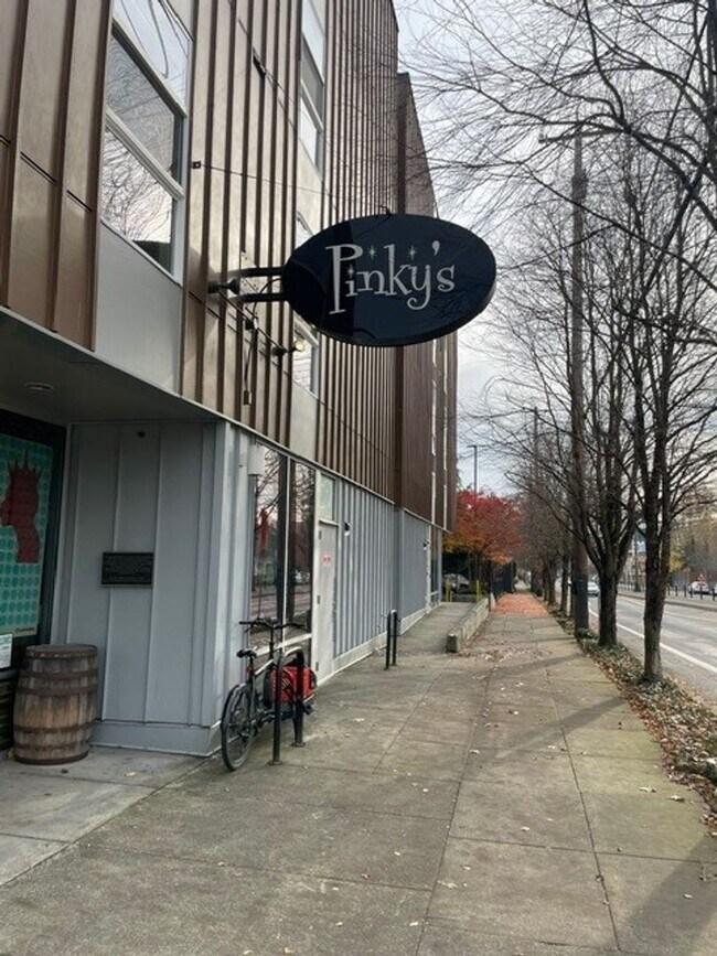 Foto del edificio - Modern Top Floor Condo with Views, Secured Building & Parking - Water,Sewer,Garbage Included!