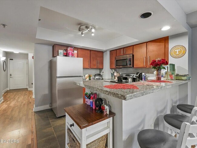 Foto del edificio - Lake Plaza #201 for FALL 2026! Early Move  8/01/26- $3300/month includes ONE assigned parking spa...