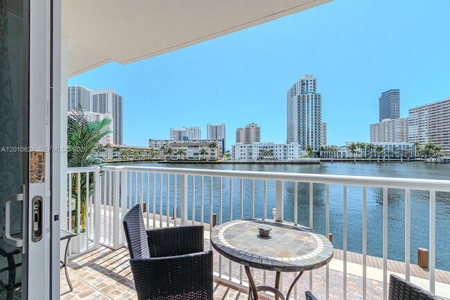 Foto del edificio - 121 Golden Isles Dr