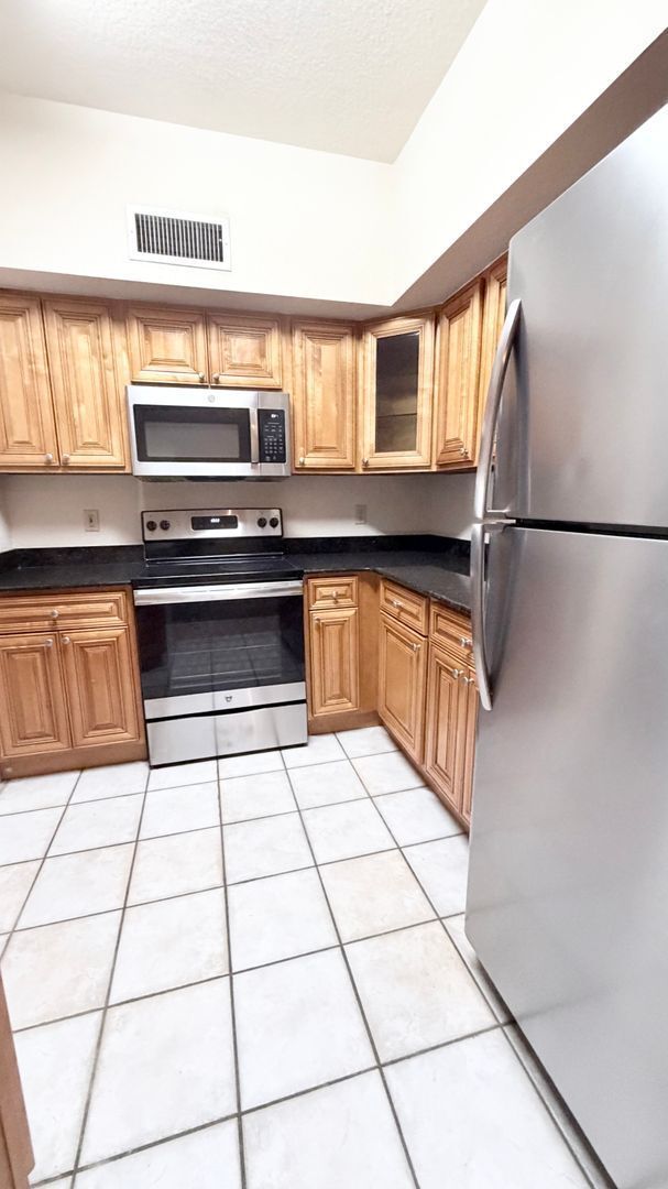 Building Photo - 832 Camargo Way