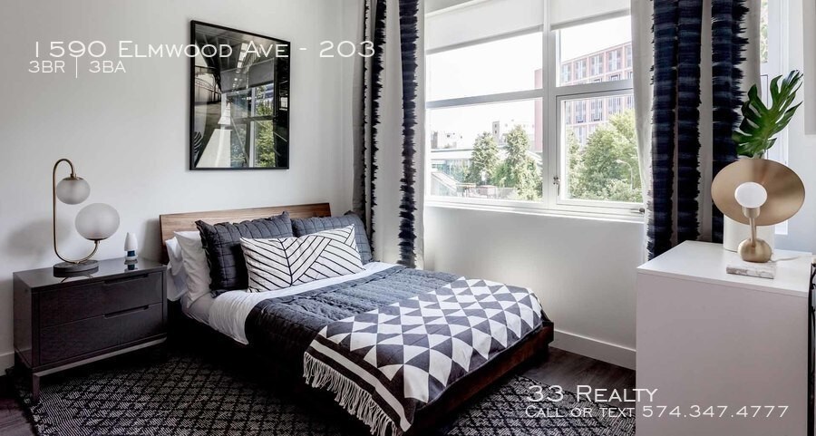 Primary Photo - Centrum Evanston - Luxury 3 Bedroom 3 Bath
