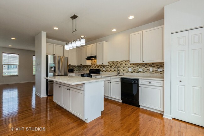 Building Photo - 4050 Pompton Ave