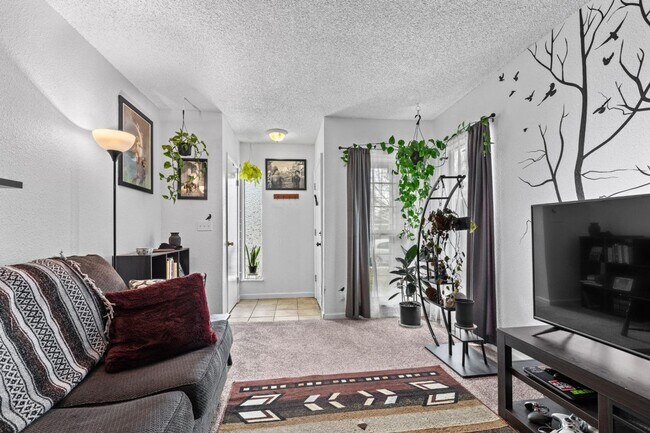 Foto del edificio - Adorable 2/1 Duplex with Garage!  Cute As A Bug!  PLEASE READ ENTIRE AD FOR VIEWINGS!