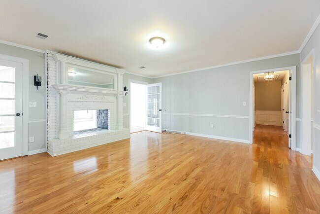 Building Photo - Charming Style Home