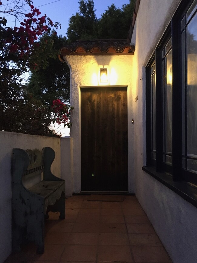 Entrada - 3936 Beethoven St