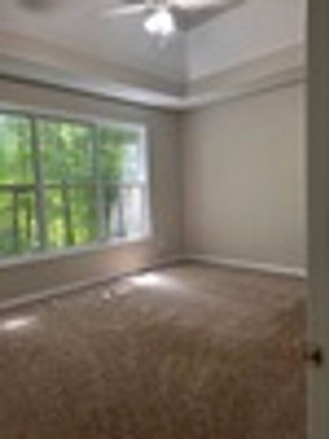Foto del edificio - Great home with 2 separate entrances & a Fenced in yard!