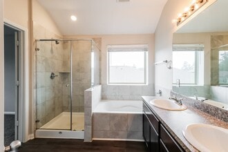 Building Photo - 15141 Meadow Glen S