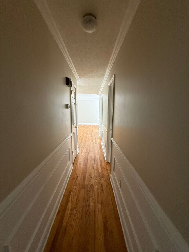 Foto del edificio - 3-4 bedroom 2 bath split foyer for rent