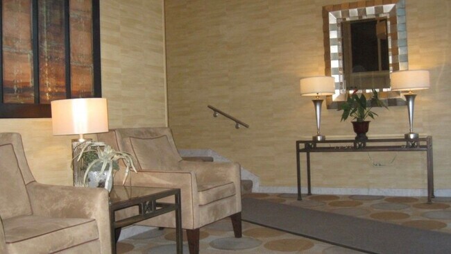 Building Photo - Light and Bright 1 bedroom 1 bath condo first hill