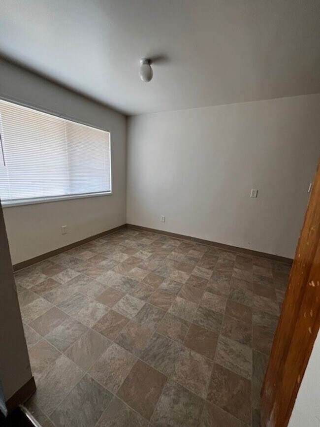 Foto del edificio - 5800 Midas St