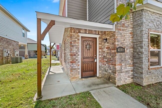 Building Photo - Santa Maria Ln Duplex