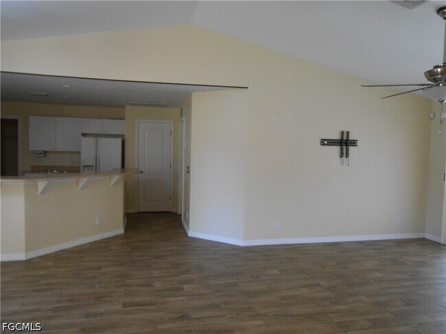 Building Photo - 1221 Belair St E