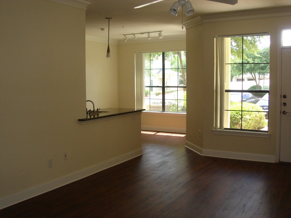 Foto principal - 7701 Rialto Blvd