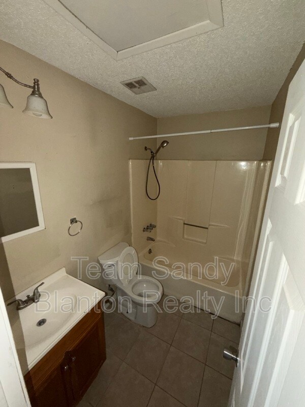 Foto del edificio - 6823 Tiki Ln