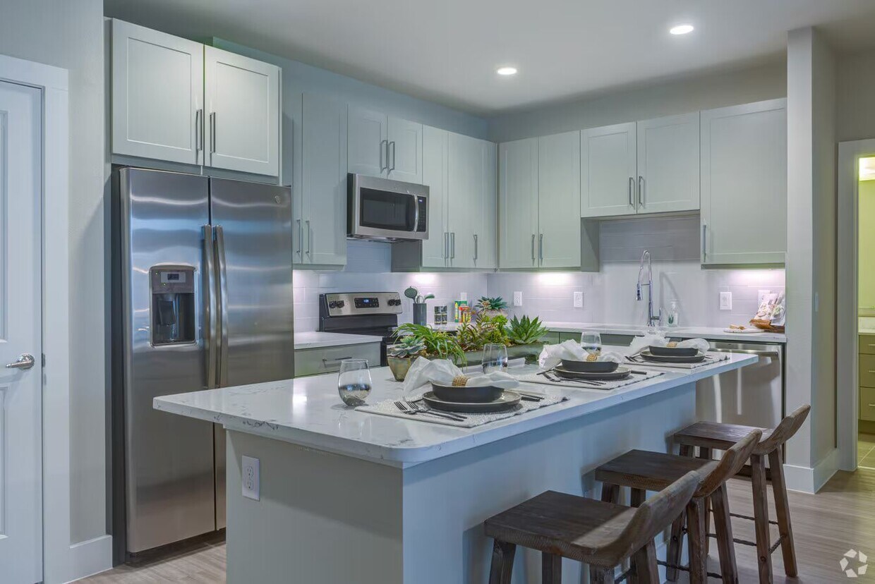 Foto principal - Spacious Apt 2/2 with Pool & Pets!