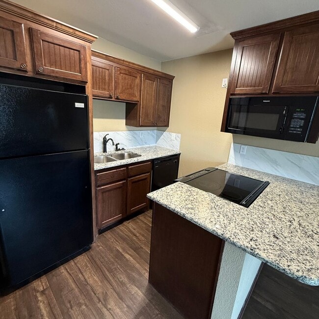 Building Photo - $500 Off 1st Full Month!* All Utilities In...