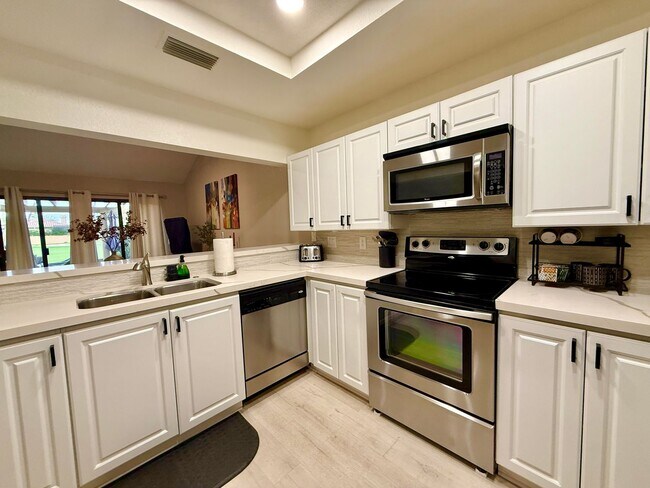 Building Photo - 77584 Woodhaven Dr N