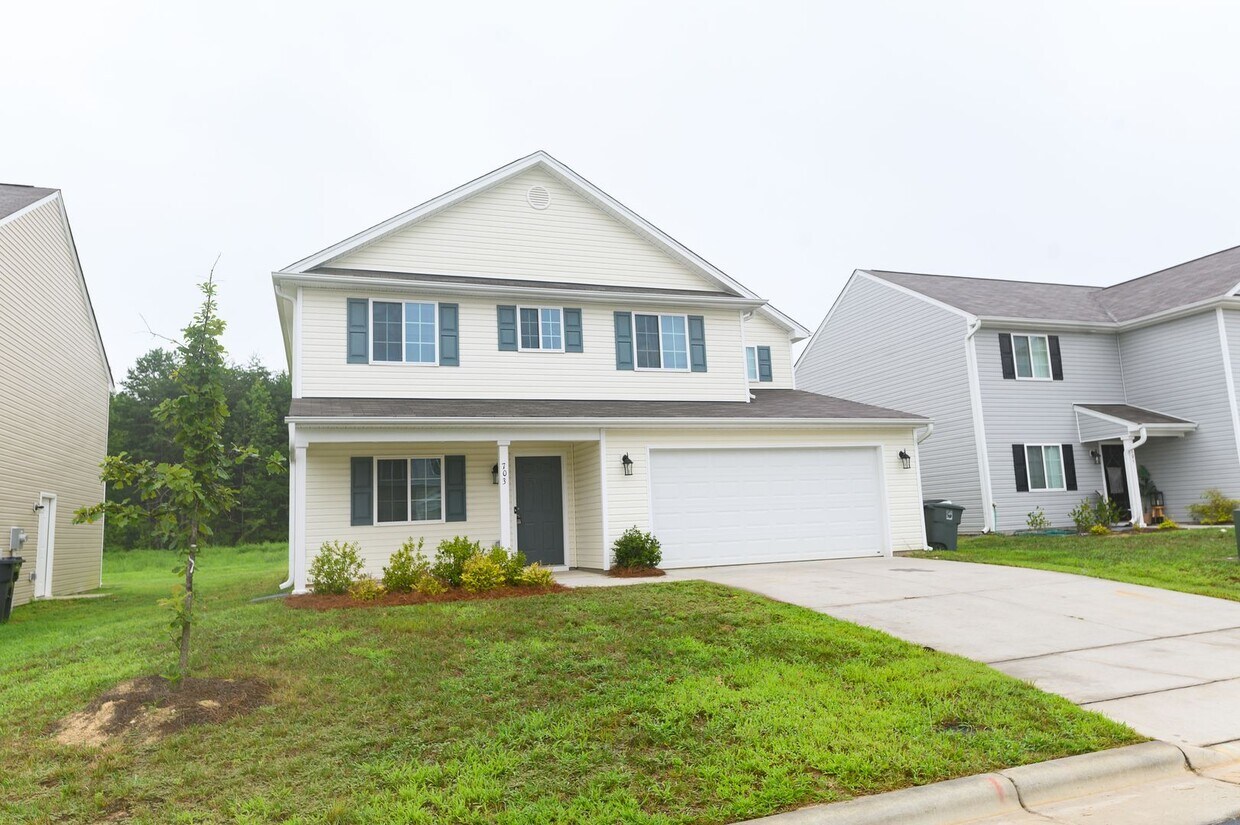 Foto principal - Like new construction 2 story home 4 bedro...