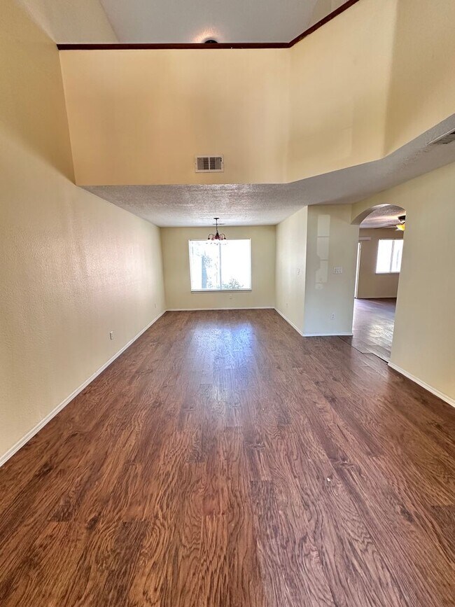 Foto del edificio - 4 Bedroom 2.5 Bathrooms 2 Car Garage