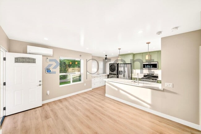 Building Photo - 363 E 63rd St