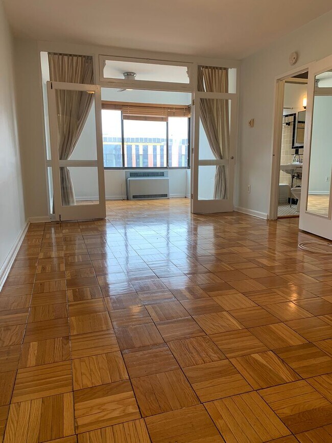 Building Photo - Top Floor Efficiency off Dupont Circle wit...
