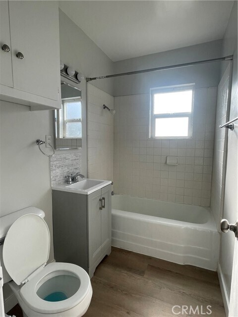 Building Photo - 9418 Las Tunas Dr