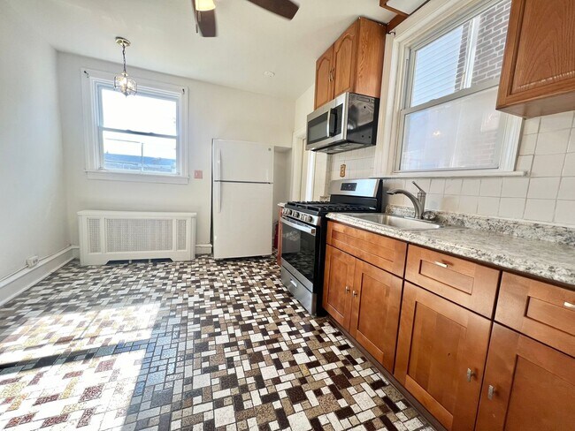 Foto del edificio - Spacious 3-Bedroom Home with Semi-Finished...